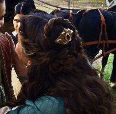 Mary Queen Of Scots Reign Hairstyles, Medieval Hairstyles Princesses, Got Hairstyles, Royal Hairstyles Princesses, Alicent Hightower Hair, Ancient Greek Hairstyles, Regal Hairstyles, Targaryen Hairstyles, Elvish Hair