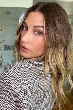 Hailey Rhode Baldwin, Nude Eyeshadow, Hailey Baldwin, Hair Envy, Hailey Bieber, Grow Hair, Ombre Hair, Blonde Highlights, Bella Hadid