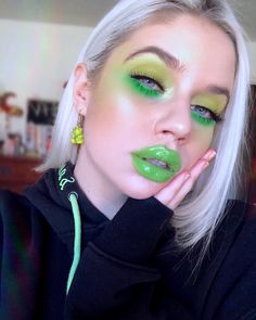 Lauren Rohrer, Coachella Make-up, Alien Halloween Makeup, Halloween Women Makeup, Alien Style, Mermaid Makeup Tutorial, Space Babe, Monochromatic Makeup