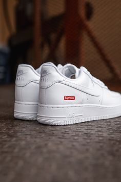 All Sales are Final on Nike and Jordan Products. The Supreme x Nike Air Force 1 Low “Box Logo White” takes a less-is-more approach in design and is part of the “World Famous” streetwear brand’s Spring/Summer 2020 collaboration with Nike. Supreme tones down the use of aggressive branding and instead opts for a simple and subtle design, featuring the iconic red Box Logo on the heel of a standard white-on-white Air Force 1 Low. A silver “AF1” emblem covers the bottom of the laces near the perforate Supreme Air Force 1, Nike Air Force White, Supreme X Nike, White Air Force 1, White Air Forces, Nike Air Force 1 Low, Box Logo, Air Force 1 Low, Sneakers Men Fashion