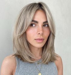 Cute Lob with Long Curtain Bangs Inverted Hairstyles, Collarbone Length Hair, Blonde Balayage Highlights, Womens Haircuts Medium, Bangs With Medium Hair, Medium Curly Hair Styles, Medium Short Hair, Lob Hairstyle