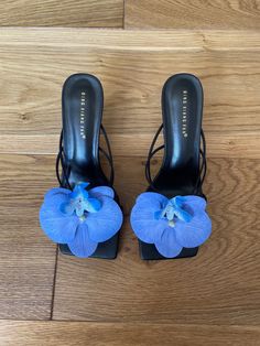 Beautiful orchid heels perfect for your summer holiday or any special occasion. Blue Summer Shoes, Sandals For Summer Dresses, Flower Heels Outfit, Pretty Shoes For Women, Flower Shoes Heels, Blue Flower Heels, Orchid Shoes, Orchid Heels, Heels With Flowers