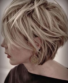 28 HAIRSTYLES FOR WOMEN OVER 70 - valemoods Messy Short Shag Hairstyles, Chin Length Hair, Edgy Short Hair, Haircuts For Medium Hair, Haircuts For Fine Hair, Short Hair Haircuts