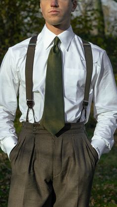 1930s Fashion Aesthetic Men, Men Suit With Suspenders, Mens 30s Fashion, 50s Man Fashion, Dandy Mens Fashion, Mens Suit Ideas For Wedding, Vintage Wedding Outfits For Men, Men In Suspenders Casual, Outfit With Suspenders Men