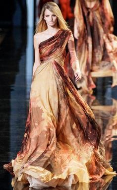 Katniss inspired? Elie Saab Haute Couture, Elie Saab Fall, Elie Saab Couture, Collection Couture, Couture Runway, Couture Gowns, Gorgeous Gowns, Elie Saab