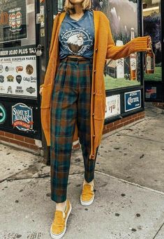 Masculine Inspired Outfits, Yellow Checkered Pants Outfit, New York Spring Fashion Street, Unique Women Outfits, Radio Host Outfit, Hungarian Fashion Modern, Funky Grandma Style, Relaxed Womens Outfits, Soft Masc Outfits Plus Size