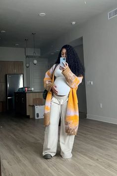 Looks Rihanna, Babies Fashion, Pregnancy Belly Photos, Cute Pregnancy Pictures, Trendy Maternity Outfits, Preggo Fashion, Pretty Pregnant, Mommy Outfits