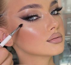 Makeup Looks For Night Party, Natural Glam Makeup Prom Black Women, Prom Night Makeup Glam, Make Up For Prom Night Makeup Ideas, Prom Make Up For Brown Eyes, Make Up Disco, Prom Makeup 2023, Makeup For Party Night, Silver Makeup Looks For Prom