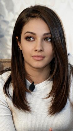 Medium Lob Side Part, Long Straight Haircut Side Part, Asian Woman Haircut Medium Mid Length, Mid Length Side Bangs, Middle Part Side Swept Bangs, Medium Haircuts For Women Side Part, Mid Back Hair With Layers, Side Part Haircut Straight Hair, Celebrity Medium Length Hair