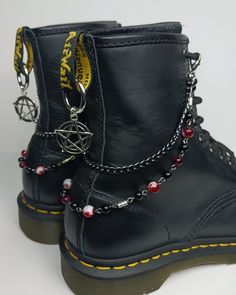 Boot chains with Onyx, Garnet and red splatter beads. Black chain. Choose full chain or half chain. Choose silvertone or black pentagram charms. If you have any questions, message me. Thank you!