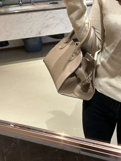 beige bags outfit new year leather bags aesthetic transport bags for women styling true leather handbags for prom #designerfashion #fashion #bags #fashionbag #designerbag #totebag #travelbag #laptopbag #leatherbag Beige Bag Outfit, Beige Bags, Bags Outfit, Outfits New Year, Beige Bag, Bags Aesthetic