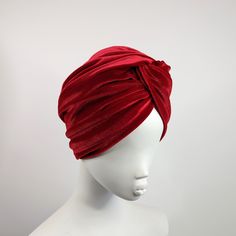 Christmas red velvet twist front turban hat Luxury modern bohemian twist front turban hat. This is made from a soft stretch velvet/velour fabric. The turban is a vibrant Christmas red colour. The fabric is luxurious and has a lot of stretch. It has a beautiful ruched detail at the back and it is fully lined in the same fabric for a high quality finish. This is a timeless stylish turban, perfect for autumn and winter, it is suitable for daily wear and evenings out. These are very soft and cozy ag Turban Mode, Christmas Red Velvet, Fashion Turban, Bohemian Twist, Velvet Turban, Retro Fashion Women, Turban Hat, Velour Fabric, Retro Mode