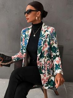 10 Tendências da moda outono/inverno de 2023 - Blog da Mari Calegari Flowered Blazer Outfit, Pattern Blazer Outfits For Women, Flower Blazer Outfits For Women, Floral Pants Outfit Work, Floral Jackets For Women, Printed Blazer Outfits For Women, Floral Blazer Outfits For Women, Floral Suits Women, Printed Blazers For Women