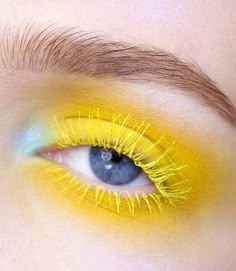 Basic Makeup Tutorial, Funky Makeup, Yellow Makeup, Yellow Eyeshadow, Applying Makeup, Basic Makeup, Eye Makeup Art, Body Makeup, Mint Chocolate