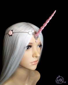 Wonderfull tiara with a long unicorn-horn, handsculpted from polymerclay and painted with metallic pigments in a pearlescent softpink. The horn is attached on a fantastic silver metal ornament, accompanied softpink resin rose blossom cabochons set on small silver flower ornaments left and right from the base.  Left & right from the base sit two opalwhite glass cabochons and a smaller opalescent glass cabochon is dangling in the middle. Comes on a silvertoned chain with lobster-closing. Adjustable. Length of the horn:ca. 12,5cm Size of the cabochons:  - middle cabochon: ca. 10mm - side Cabochons: ca. 12mm - resin roses: ca.2cm Size of the middle ornament:ca. 3,8cm x 2,8cm Size of the flower ornaments (left & right): ca. 2,8cm diameter Length of the chain:ca.50cm CAUTION!       NOT FOR CHILD Diy Unicorn Horn, Celestia And Luna, Resin Rose, Rose Blossom, Brass Ornaments, Makeup Clothes, The Horn, Unicorn Horn, Flower Ornaments