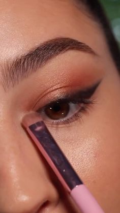 glanzoficial on Instagram: Da série: tutoriais de makes facinhas de fazer 😍 Trik Makeup Natural, Coral Eye Makeup, Coral Makeup, Make Up Mata, Teknik Makeup, Membentuk Alis, Bentuk Alis, Maquillage On Fleek, Mekap Mata