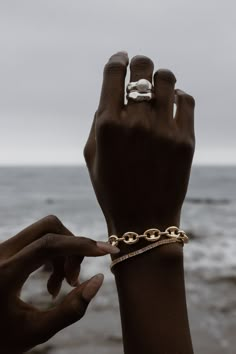 Pearl Jewelry Photoshoot, Chic Chunky Chain Gold Bracelet, Holiday Jewelry Photography, Jewelry Photography Styling Instagram, Beach Photoshoot Jewelry, Jewellery Photo Shoot, Ring Stack Silver, Luxury Gold Bracelet With Chunky Chain, Pearl Jewelry Editorial