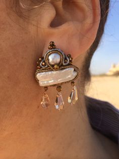 Victorian style pearl and swarovski earrings. Ancient Roman Jewelry, Victorian Style Earrings, Roman Jewelry, Indie Jewelry, Infinity Jewelry, Rock Jewelry, Funky Jewelry, Swarovski Earrings, Fantasy Jewelry