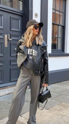 Taupe Outfits For Women, Ny Street Style 2023, Leather Jacket Outfit 2023, Sporty Chic Outfits Street Fashion, Sporty Chic Outfits Winter, Sport Chic Outfit, Car Outfit, Sporty Chic Outfits, Dinner Outfit Casual