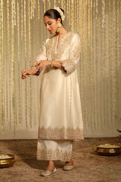 Buy Ivory Kurta And Palazzo Silk Chanderi Embroidery Kiran Dori Mahika A-line Set For Women by Sheetal Batra Online at Aza Fashions. Kurta And Palazzo, Miranda Kerr Style, A Line Kurta, Pakistani Bridal Wear, Indian Fashion Designers, Pakistani Bridal, Designer Dresses Indian, Indian Fashion Dresses