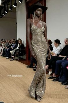 Job Manifestation, Vintage Versace Dress, Catwalk Design, Fun Dresses, Elegant Outfit Classy, Runway Fashion Couture, Gala Dresses, Dolce E Gabbana, Glam Dresses