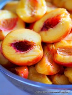 sliced peaches in a blue bowl on a table