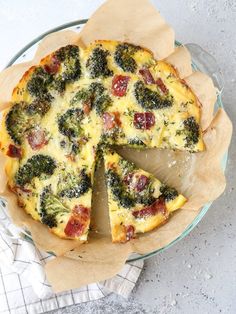 Roasted Broccoli and Bacon Crustless Quiche – Completely Delicious Bacon Crustless Quiche, Keto Quiche Recipes, Overnight Oats Breakfast, Baked Egg Cups, Broccoli Bacon, Completely Delicious, Easy Quiche