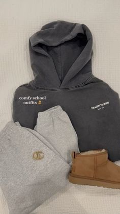 #comfy #outfits #outfitstyle #uggs #ugglife #hoodie #sweatpants #style Comfy Outfit For School, Cozy Sweatpants Outfits, Amsterdam Outfit, Sweatpants Outfit Ideas, Comfy School Outfits, Uggs Outfits, Outfit With Uggs, Board Collage, Fit Checks