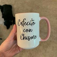 a person holding a coffee mug with the words cafeto con chisme on it