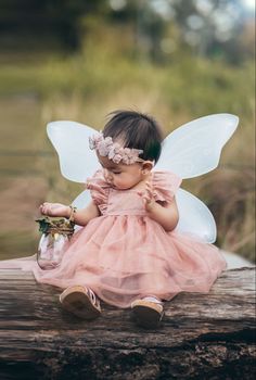 Infant Fairy Photoshoot, 1 Year Fairy Photoshoot, One Year Old Butterfly Photoshoot, Fairy One Year Pictures, Whimsical 1st Birthday Photoshoot, Fairy Birthday Photoshoot Ideas, Fairy Theme Birthday Photoshoot, Fairy Cake Smash Photography, One Year Old Fairy Photoshoot