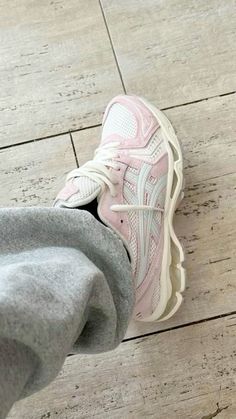 Pretty Sneakers, Trendy Shoes Sneakers, Basket Style, Pretty Shoes Sneakers, Kicks Shoes, All Nike Shoes, Shoes Outfit Fashion, Shoe Wishlist, Fresh Shoes