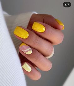 Summer Yellow Nails, Diamond Nail Designs, Yellow Nail Art, Nails Yellow, Glittery Nails, Nail Colors Winter, Short Square Nails