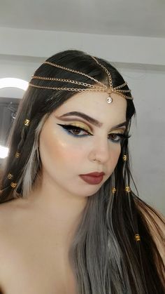 Accesorios para el cabello, maquillaje de cleopatra, brillo Egyptian Makeup Look Easy, Cleopatra Makeup Ideas Egyptian Goddess, Diy Cleopatra Halloween Costume, Cleopatra Makeup Ideas, Cleopatra Halloween Costume Diy, Egyptian Goddess Makeup, Cleopatra Halloween Makeup, Cleopatra Cosplay, Cleopatra Black