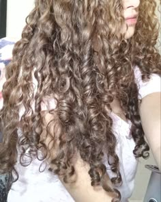 long curly healthy hair Curly Light Brown Hair, Long Natural Curly Hair, Colored Curly Hair, Wavy Curly Hair, Light Hair, Long Curly Hair