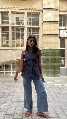 Spring Outfits Ideas, Linen Pants Outfit, Summer Office Outfits, Europe Outfits, Italy Outfits, Summer Work Outfits, Looks Street Style, Outfits Spring, Vest Outfits