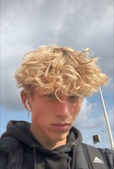 Alex Aesthetic, Levi Skyum, Short Blonde Curly Hair, Grunge Boys, Brown Eye Boys, Blonde Hair Green Eyes, Cute Blonde Guys