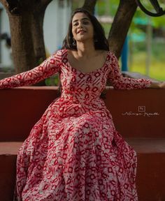 Deepthi Sunaina, Simple Frock Design, Simple Frocks, Churidar Designs, Simple Kurta Designs, Simple Kurti Designs, Long Kurti Designs