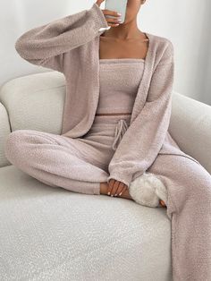 Classy Home Wear, Old Money Leisure Outfit, At Home Clothes Outfit, Girly Pjs Aesthetic, Sleep Wear Aesthetic Comfy, Casual Home Outfits Summer, Old Money Lounge Wear, Classy Pjs, Pyjamas Aesthetic Winter