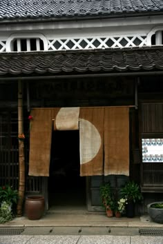 Japanese Exterior, Wabi Sabi House, Okayama Japan, Japanese Door, Noren Curtains, Deco Nature, Okayama, Interior D