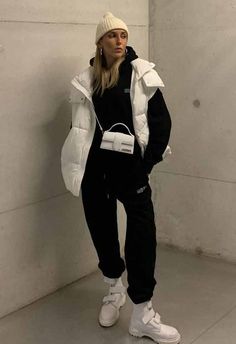 Sleeveless Puffer Jacket Outfit, Puffer Jacket Street Style, Winter Outfits Puffer Jacket, Puffer Jacket Outfit Women, Puffer Vest Outfit Winter, Sleeveless Jacket Outfit, White Puffer Jacket Outfit