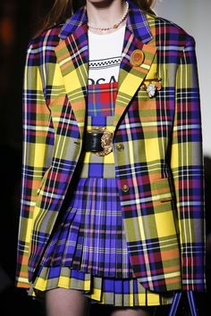 Versace Fall 2018 Ready-to-Wear Fashion Show Details Dandy Look, Mode Harajuku, Look 80s, Edie Campbell, Fashion Angels, Anja Rubik