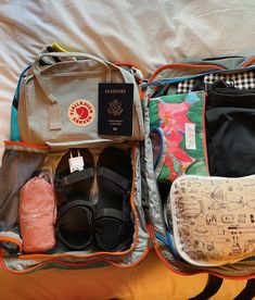 Minimalist Packing List 1 Week, Carry On Packing Hacks, Pack Light For Travel, Forester Camping, Minimalist Travel Packing, Capsule Packing, International Travel Packing, Light Packing Tips, Road Trip Bag