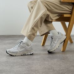 Découvrez la Nike Zoom Vomero 5 en blanc, l'icône absolu pour les amateurs de la culture sneaker. Cette sneaker affiche une esthétique percutante avec son design avant-gardiste. La teinte éclatante souligne chaque détail, tandis que la technologie Zoom assure confort et réactivité à chaque pas. Nike Vomero 5 Outfit Man, Vomero 5 Outfit Men, Zoom Vomero 5 Outfit, Vomero Nike, Nike Vomero 5 Outfit, Vomero 5 Outfit, Nike Zoom Vomero 5, Nike Vomero, Zoom Vomero 5