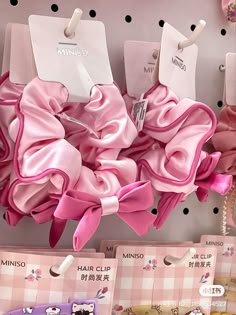 Pink Bow Hair, Hair Accessories Ribbon, Diy Gifts To Sell, Diy Hair Scrunchies, Diy Hair Accessories Ribbon, Hair Tie Accessories, Scrunchies Diy, Handmade Flowers Fabric, Hair Accessories Collection