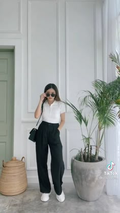 White Polo Shirt Outfit, Old Money Ootd, Outfit Viaje, White Tshirt Outfit, Casual Tshirt Outfit, Outfit Trabajo, Jeans And Top, Smart Casual Women Outfits, Casual Women Outfits