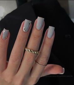 Grey Nail Art Designs Classy, Grey Gel Nails Short Designs, Grey Foil Nails, Grey Nail Ideas Acrylic Short, Short Gray Nails With Design, Short Nails Gray, Short Nails Grey, Gray White Nails, Gray And Silver Nails