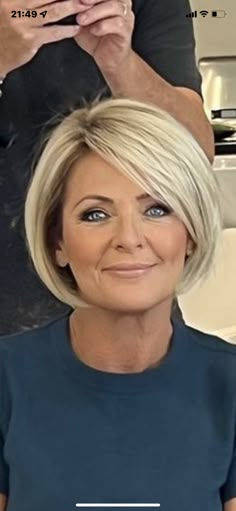 Easy Hair Cuts, Short Blonde Haircuts, Bob Haircut For Fine Hair, Short Hair Trends, Caramel Highlights, Bob Hairstyles For Fine Hair, Airplane Travel