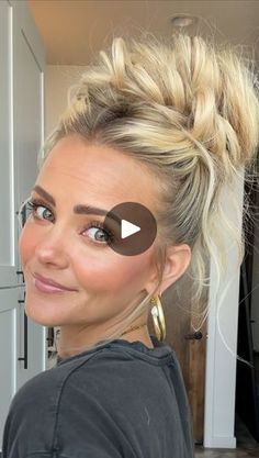 Hairstyle Wisuda, Harmonize Beauty, Hair Workout, Easy Updos For Medium Hair, Easy Updos For Long Hair, Hairstyles Aesthetic, Easy Updo Hairstyles, Workout Short