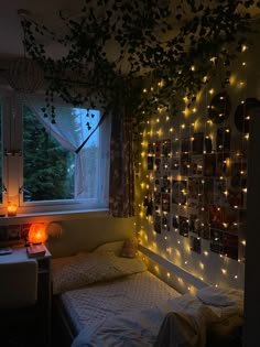 Fairy Lights Aesthetic Bedroom and Room Decor with Autumn Living Room Vibe and Dream Apartment Feel & Warm Apartment Aesthetic. More Home Decor Ideas & Living Room Aesthetics/Chill Apartment Vibes & Aesthetic Apartment Vibes Athletic Rooms, Bed Corner, Fairy Lights Bedroom, Home Decor Idea, Home Decor Ideas Living Room, Cozy Room Decor, Pretty Room, Dreamy Room, Ideas Living Room