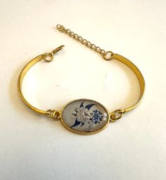 Easy and lightweight Blue & White Floral Bracelet for Fall/Winter. Gold colored. Blue Gold Plated Bracelet, Adjustable Hand Painted Gold Bracelet, Elegant Blue Adjustable Gold Bracelet, Elegant Blue Gold-plated Bracelets, Vintage Blue Enamel Bracelets, Floral Bracelet, Gorgeous Jewelry, Gold Finish, Chain Link Bracelet